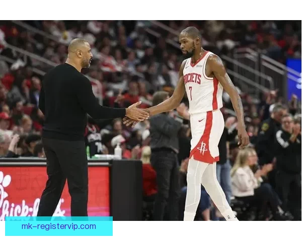 火箭众将庆祝胜利朝杜兰特泼水 乌度卡将比赛用球赠送阿杜